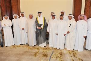 انس الصالح في لقطة جماعية مع الشركات المشاركة في الملتقى﻿