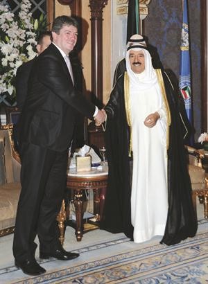 صاحب السمو الامير الشيخ صباح الاحمد مصافحا رئيس البانيا بامير توبي﻿