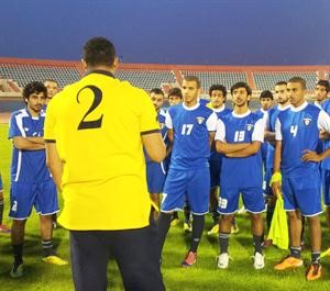 لاعبو ازرق 22 يستمعون لتوجيهات جاسم الهويدي﻿