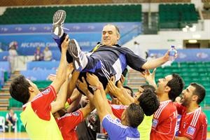 لاعبو الازرق يحتفلون مع مدربهم البرازيلي لويس فابيو بالتاهل لدور الثمانية﻿