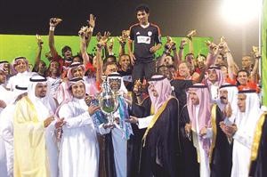 فرحة لاعبي الشباب بالتتويج بالدوري السعودي﻿