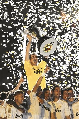 كابتن ريال مدريد ايكر كاسياس يحمل كاس الليغا﻿