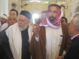 جنود يرفعون العلم الإسرائيلي أمام قبة الصخرة في القدس المحتلة