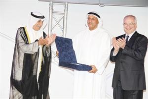 محمود الصانع يتسلم الجائزة ﻿