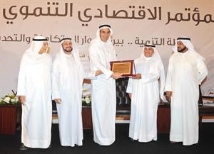 دصفر مقدما درعا تكريمية لطارق السلطان﻿