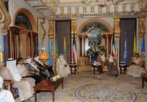 صاحب السمو الامير الشيخ صباح الاحمد مستقبلا رئيس واعضاء مجلس امناء رحلة الامل
