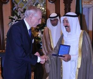 صاحب السمو يتسلم هدية تذكارية من مدير عام المنظمة الدولية للهجرة
