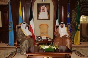 سمو ولي العهد الشيخ نواف الاحمد مستقبلا الشيخ احمد الفهد
