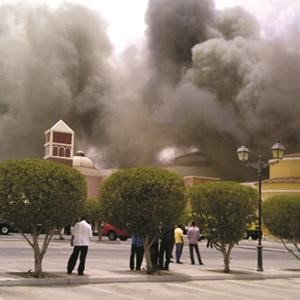 سحب الدخان الكثيف تتصاعد من موقع الحريق في قطر قبل السيطرة عليه﻿