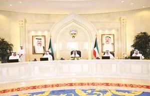 سمو رئيس الوزراء الشيخ جابر المبارك خلال الجلسة ويبدو الشيخ احمد الحمود والشيخ احمد الخالد والشيخ صباح الخالد ودفاضل صفر
