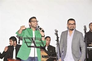 المذيعان حمود عادل وعلي نجم اثناء الحلقة الختامية﻿