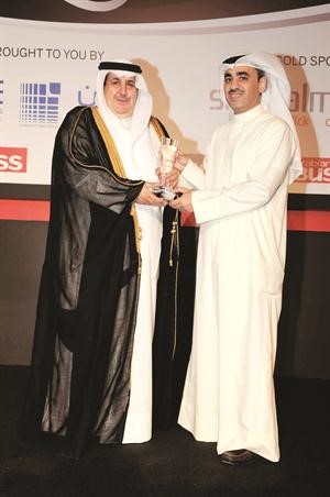 عبدالله التويجري متسلما الجائزة﻿