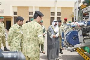 الشيخ مشعل الاحمد متفقدا معرض معدات الاطفاء