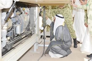 الشيخ مشعل الاحمد يفحص احدى المعدات
