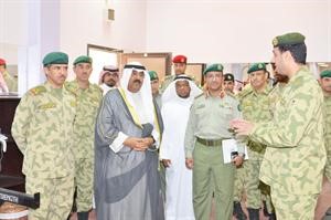 الشيخ مشعل يستمع الى شرح حول الوحدة
