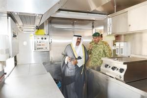 الشيخ مشعل يتفقد المطابخ المتنقلة
