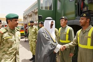 الشيخ مشعل الاحمد مصافحا عددا من الضباط