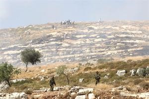 جنود ومستوطنون اسرائيليون خلال اشتباكات مع فلسطينيين امس قرب نابلس	 اپ﻿