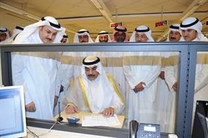 الشيخ صباح الخالد يجري معاملة التوقيع الالكتروني
