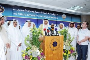 الشيخ صباح الخالد متحدثا خلال اللقاء ويبدو مساعد العسعوسي والحضور في اللقاء
