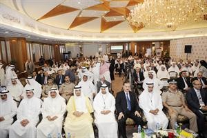 انس الصالح يتقدم جانب من الحضور ويبدو حمد المرزوق في افتتاح الملتقى﻿
