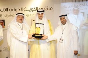 خالد الحسن يتسلم تكريما لشركة الخليج للتامين﻿