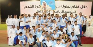 لاعبو الرفاع فرحين باللقب
