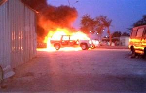 السنة النيران ترتفع من احدى المركبتين اللتين احرقهما﻿ الشاب الخليجي