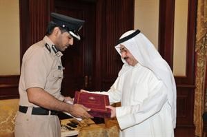 وزير الداخلية يتسلم الكتاب من المقدم دعبدالمجيد العنزي﻿