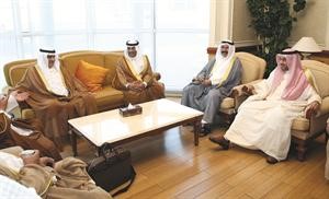 محمد الصقر وعلي الدقباسي لدى وصولهما الى الدوحة وفي استقبالهما محمد السليطي والسفير علي الهيفي
