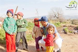 فيصل اليحيى بين اطفال اللاجئين السوريين على الحدود الشمالية اللبنانية خلال الرحلة التي قامت بها حملة ليان الخليجية لوفد من المسؤولين والاعلاميين الخليجيين لزيارة اللاجئين السوريين النازحين الى شمال لبنان﻿