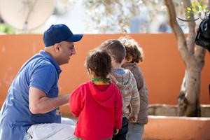 اليحيى مع اطفال اللاجئين السوريين﻿
