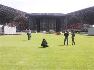 جانب من التجهيزات الخاصة بمسرح مادونا المتنقل في جزيرة ياس﻿