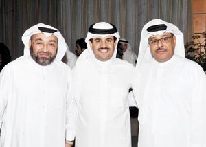 الشيخ دعيج الخليفة يتوسط غانم السليطي ومحمد العجيمي﻿
