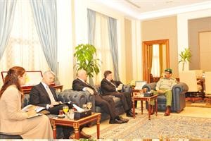 الفريق ناصر الدعي خلال لقائه السفير الكندي﻿