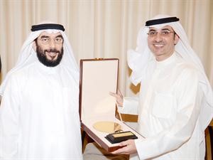  ومقدما درعا تذكارية للسفير البدر ﻿