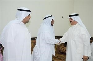 ومصافحا والد احد ذوي الاحتياجات الخاصة﻿