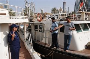 اللواء الشيخ محمد اليوسف في حديث مع صيادين خلال حملة تفتيش