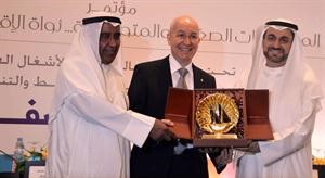 احمد ذو الفقار يتسلم درع التكريم من دفاضل صفر
