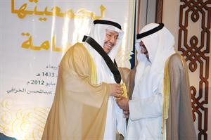 الوزير جمال الشهاب يقلد دعادل الفلاح الوسام قاسم باشا
