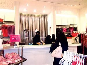 حكم قضائي يلغي قرار تأنيث المحال  في السعودية