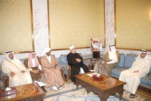 الشيخ صباح الخالد خلال لقائه دعبدالله المعتوق وديوسف القرضاوي والوفد المرافق لهما﻿