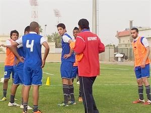 المدرب عبدالعزيز حمادة يوجه اللاعبين﻿
