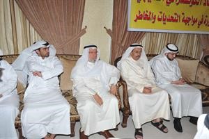 احمد باقر متقدما الحضور