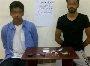 الشابان بعد توقيفهما في السالمية وتبدو ادوات التعاطي والمواد المخدرة
