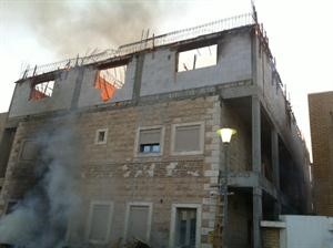 الدخان الكثيف كاد يصيب الطفلين بالاختناق 