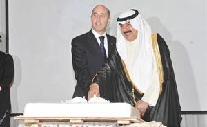 السفير خالد الجارالله والسفير الايطالي يقطعان كيكة الاحتفال	 متين غوزال﻿