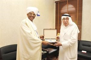 السفير دالميرغني والبرجس يتبادلان الدروع التذكارية
