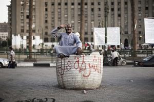 رجل مصري خلال مظاهرة في ميدان التحرير بالقاهرة