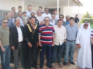 الشيخ فيصل الحمود مع عدد من الحضور﻿